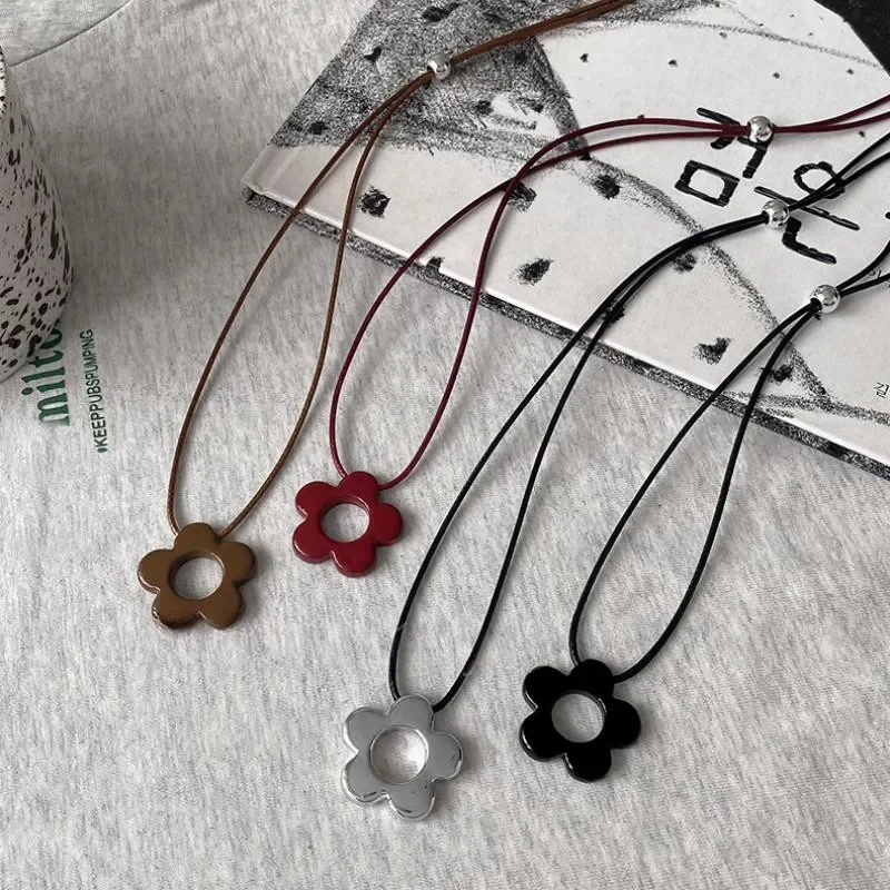 Simple Flower Long Rope Necklace Women Hollow Flower Pendant Necklace Adjustable Knot Sweater Chain Party Wedding Jewelry Gifts