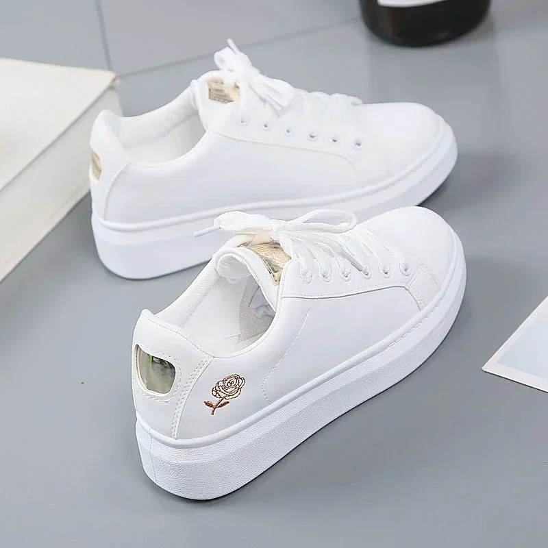 Baskets Blanches Brodées en Cuir PU pour Femme, Chaussures Décontractées, Respirantes, à Fleurs, à Lacets, Nouvelle Collection 2