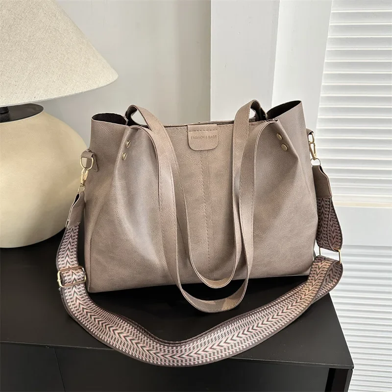 Retro Large Capacity Commuting Tote Crossbody Bag New Handbag Texture Wide Shoulder Bag Designer Luxury Brand Shoulder Bag