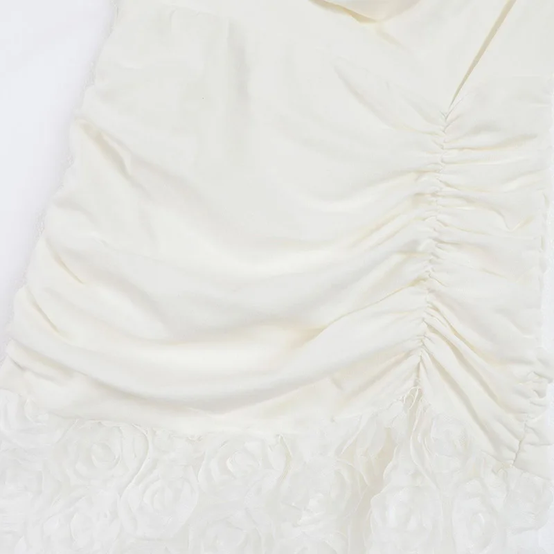 Vestido largo blanco sexy con cuello halter, espalda descubierta, plisado, con flores 3D y escote halter, ideal para fiestas de verano 2025 en la playa.