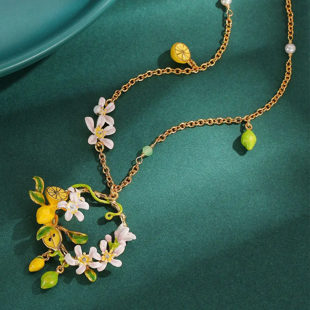 

Original light luxury fashion enamel enamel white Flower Lemon necklace high class temperament garland collar bone chain jewelry