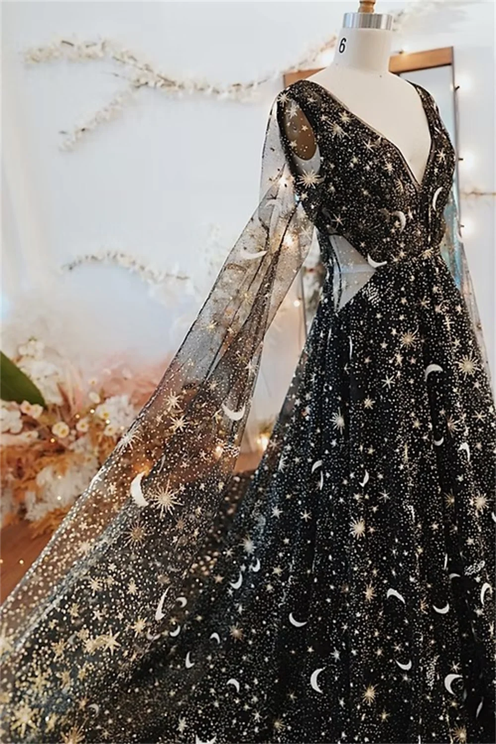 Tokyo Customized Black V-Neckline Wedding Dresses Long Sleeve Backless A-Line Bridal Gowns Court Train Elegant Wedding Gowns