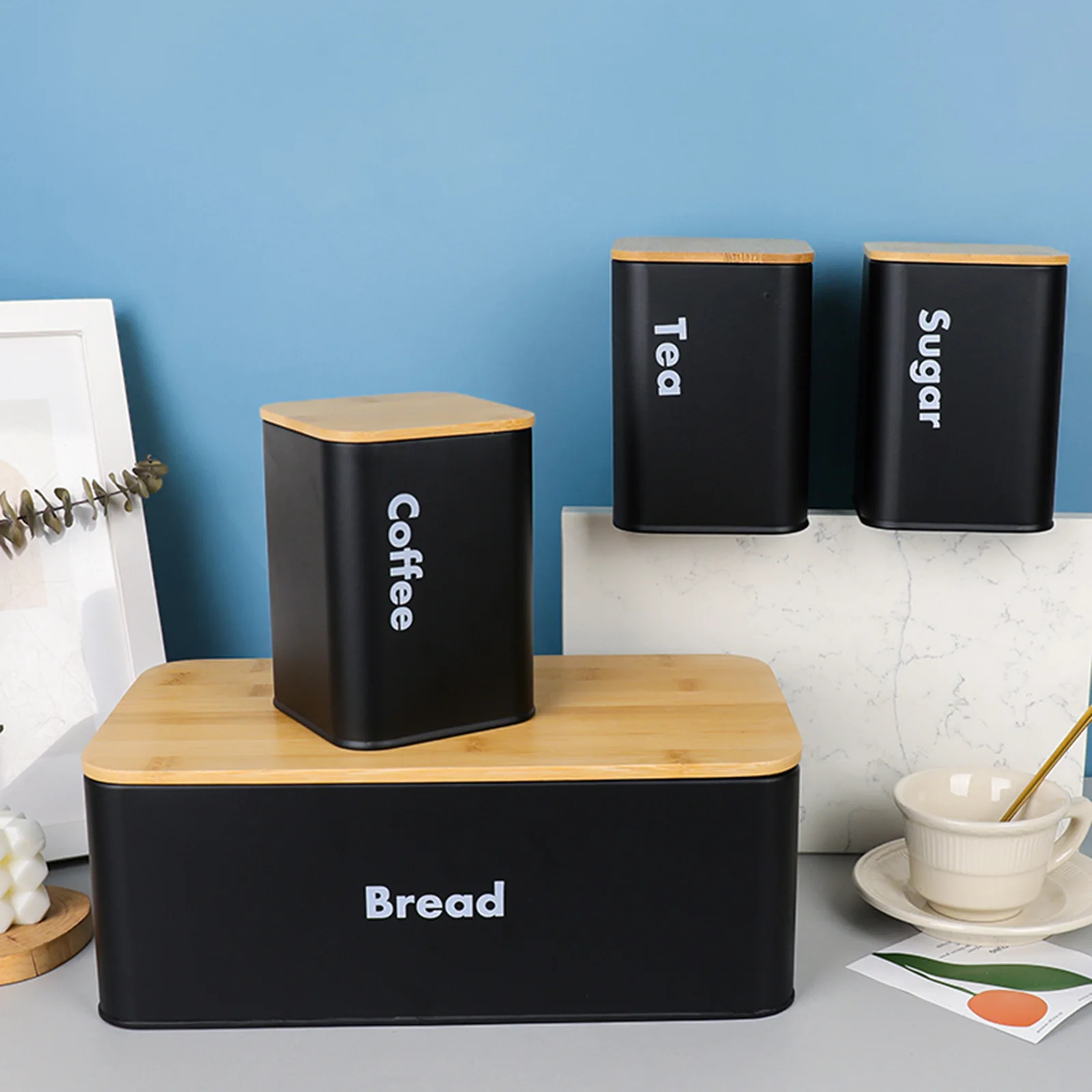 Set Contenitori Da Cucina In Bambù E Ferro: Portapane E 3 Barattoli Con Scritta Sugar, Tea, Coffee, Design Vintage 36x25x18 Cm