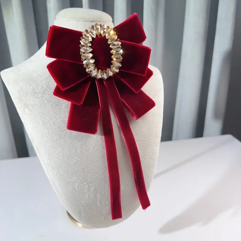 Retro Samt Fliege Strass Kristall Blume Broschen für Frauen Hochzeit Pearty Kragen Pins Luxus Schmuck Krawatte Zubehör