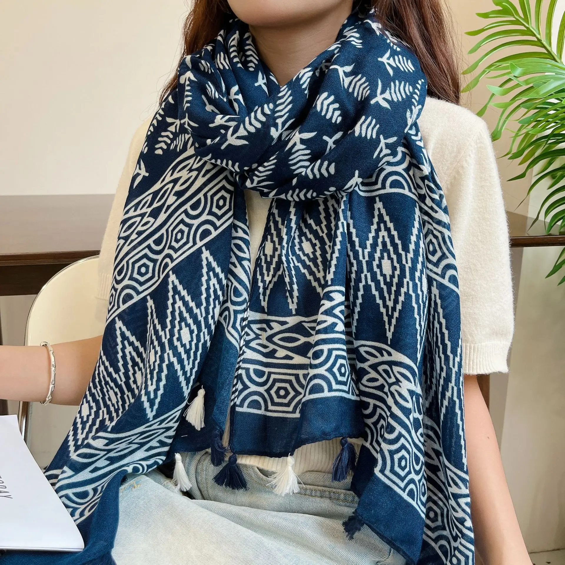 Atmungsaktiver, schöner, floraler, weicher Polyester-Schal, Boho-Chic-Quastenschal für Damen, perfekt für Reisen und Freizeit, muslimischer Hijab, 180 x 90 cm – Detail 16