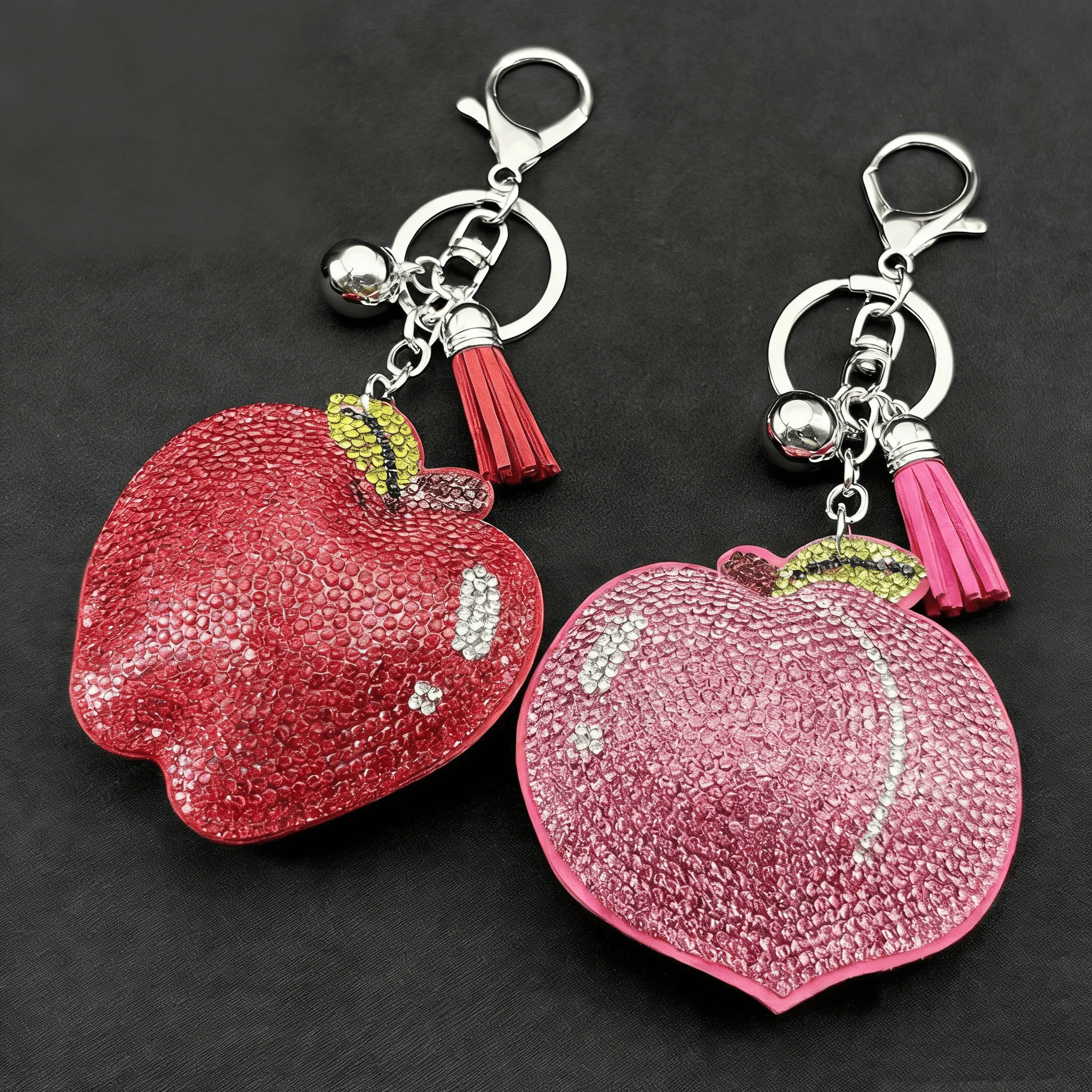 Frischer Frucht-Apfel-Pfirsich-Schlüsselanhänger für Damen und Herren, vollständig mit Strass besetzt, rosa Quaste, trendiger Handtaschen-Charm, Schmuck-Accessoire