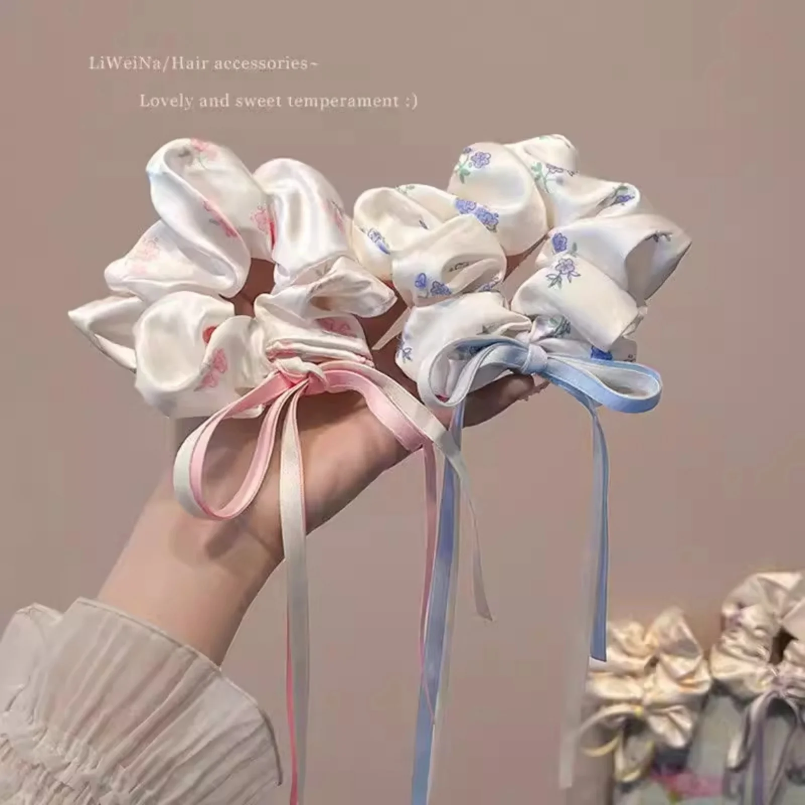 1 Stück Blumenmuster Satin-Haargummis mit Bandquasten für Frauen, Pastellfarbene Schleifen-Haargummis, Weiche Elastische Haarbänder für Frühling und Sommer – Detail 4
