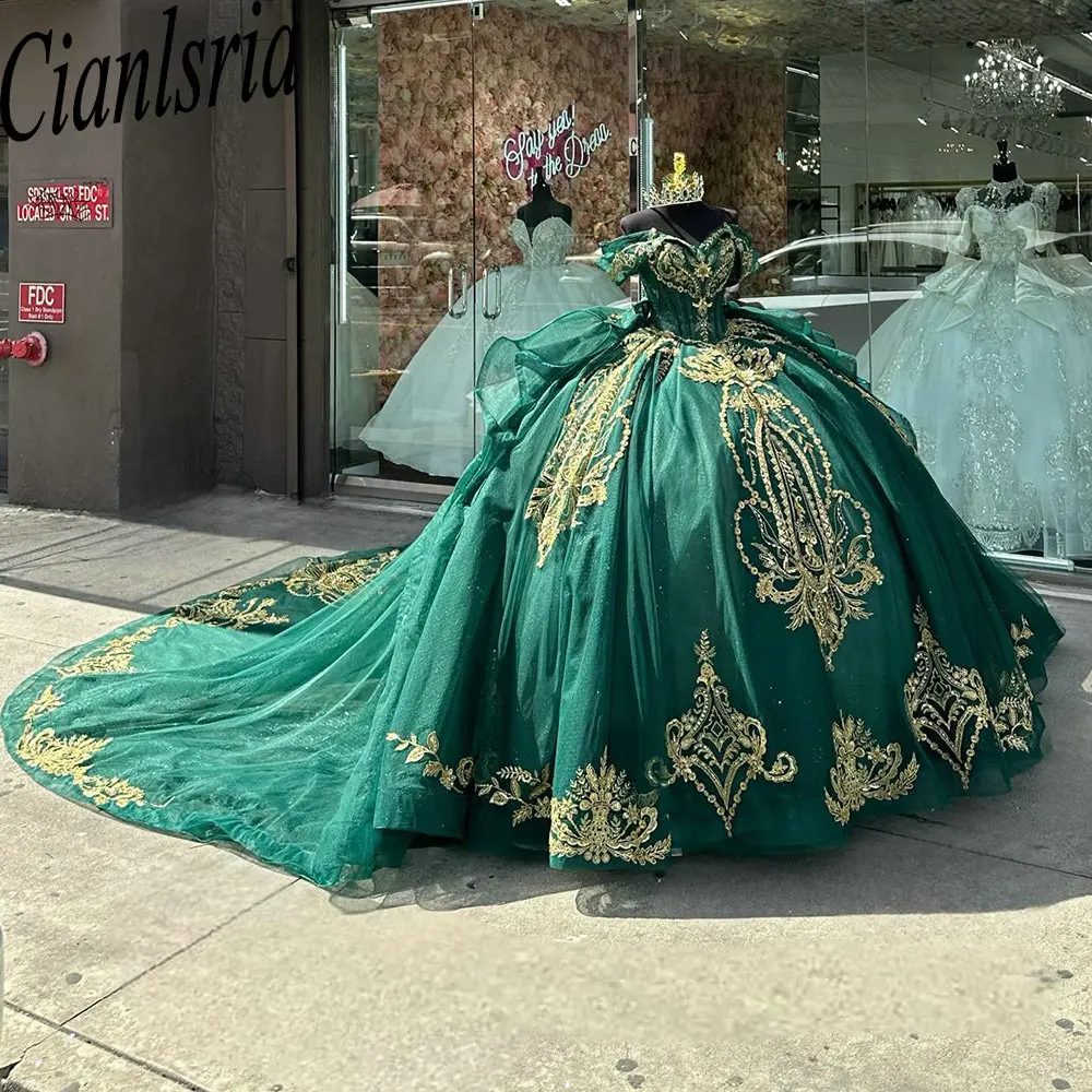 

Emerald Green Off The Shoulder Beading Ruffles Quinceanera Dress Ball Gown Gold Appliques Lace Princess Sweet 15 16 Birthday