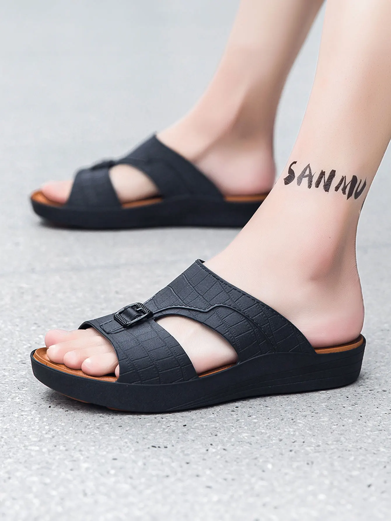 Men's outdoor home slippers men's beach slippers sports and leisure shoes anti slip and wear-resistant leather slippers soft slippers summer slippers anti slip sandals men shoes