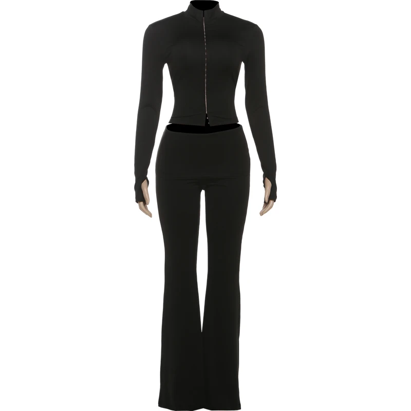 sidevisning af tætsiddende to-delt outfit