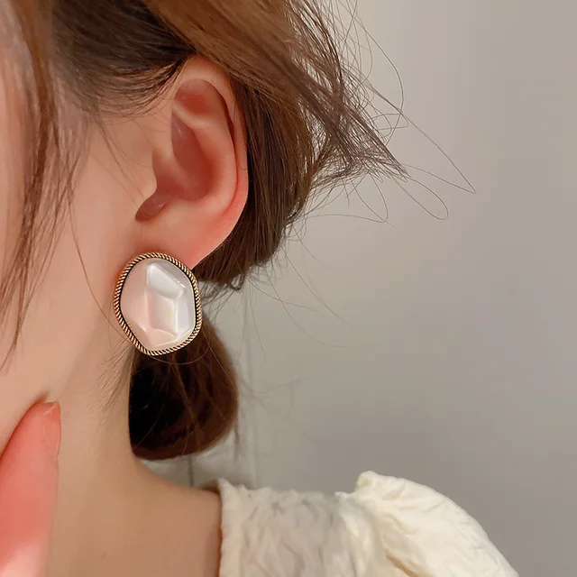 Mode irrégulière perle boucles d'oreilles femme 2025 à la mode rétro couleur or simulé perle boucles d'oreilles pour les femmes bijoux de mariage