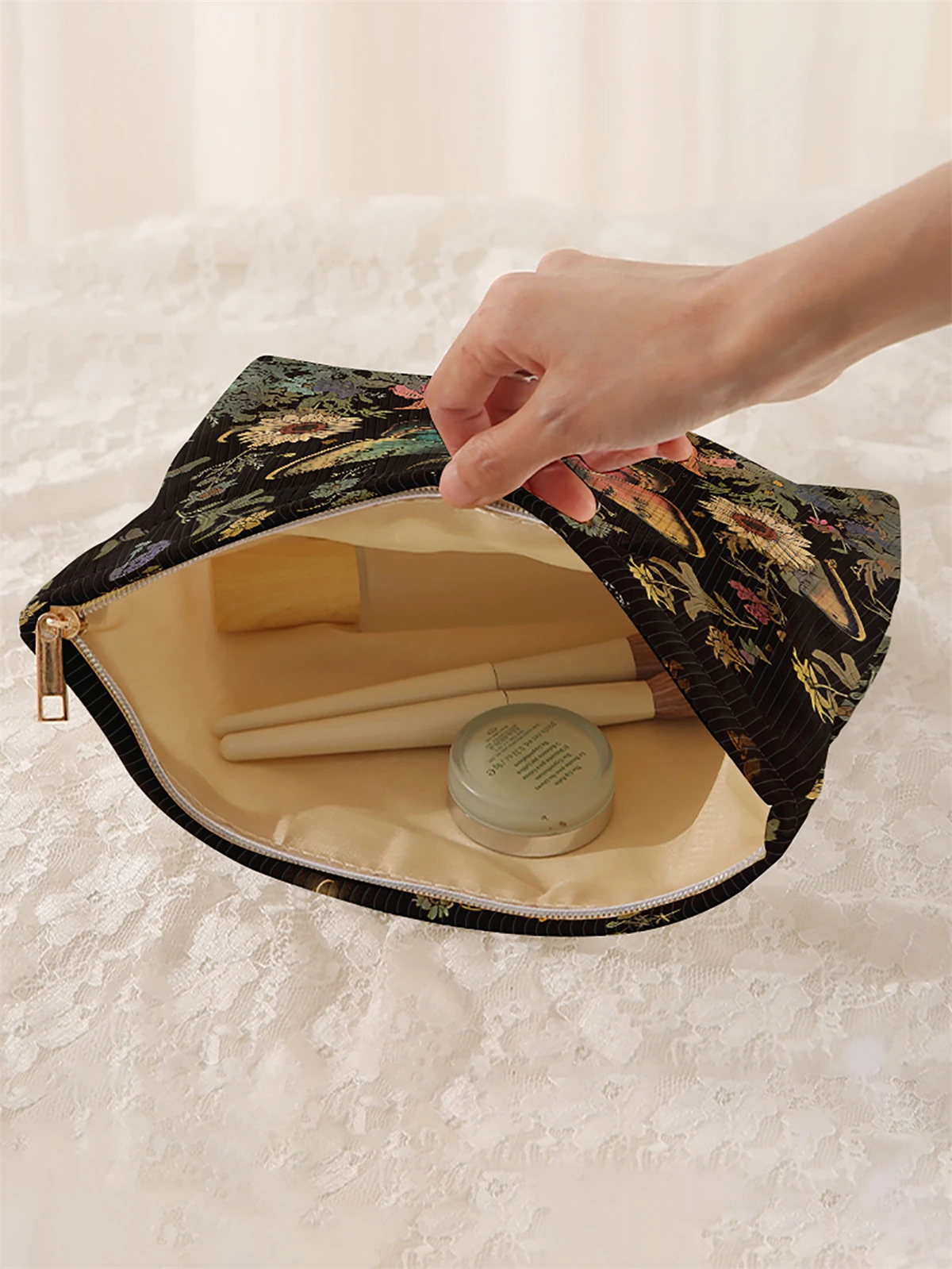 1 butterfly and floral core velvet makeup bag, lightweight zipper makeup storage box, multifunctional bag with lining