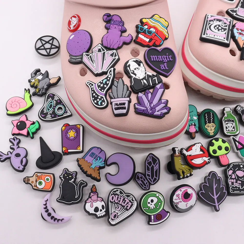 

Оптовая продажа, 50 шт., подвески для обуви из ПВХ, волшебные аксессуары для Хэллоуина в виде ЗОМБИ Монстра ведьмы, сандалии, украшения для Croc Jibz, подарок на Рождество для детей