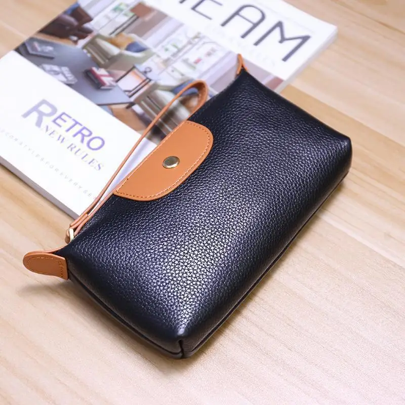 Il nuovo portafoglio da donna alla moda in morbida pelle con colori a contrasto è una borsa da polso portatile, di nicchia e versatile. - immagine 2
