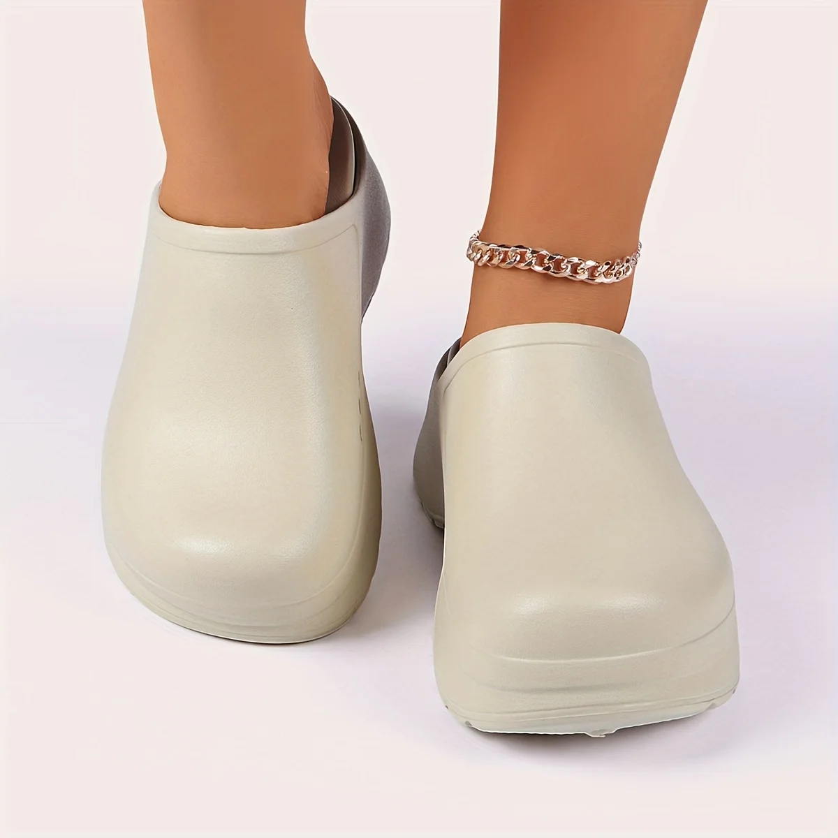 قباقيب البغال النسائية ذات اللون الصلب المغلقة عند أصابع القدم، فتحات جانبية قابلة للتنفس، نعل سميك من مادة EVA