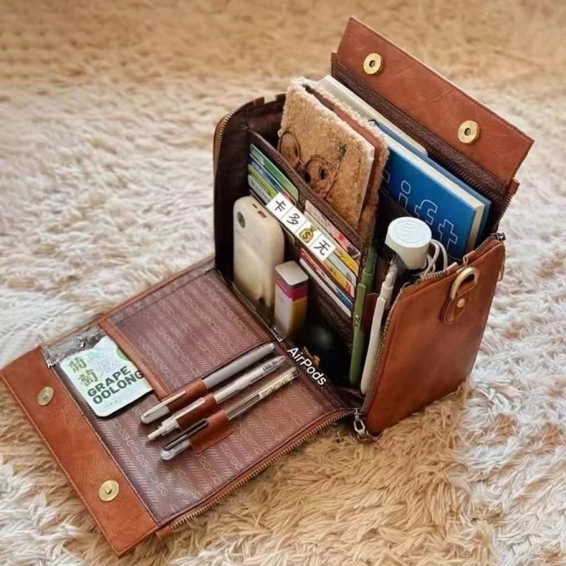 Bolso De Mano Color Arena Con Forma De Medialuna Y Correa Bandolera Desmontable De PASQ