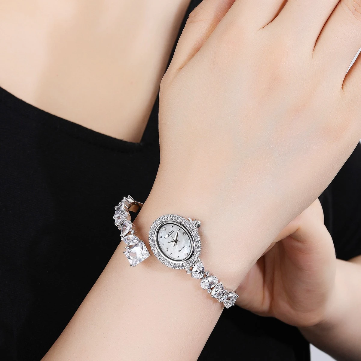 EYER Trendy Shining CZ Zircon Oval Shape Bangle Watch For Women Elegant Casual Princess Style Watch Luxury Design Jewelry Gifts