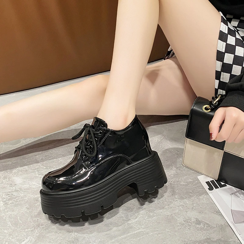 

Женские лакированные кожаные кроссовки на платформе 10 см, женские осенние массивные туфли-лодочки на танкетке 10 см, женская повседневная обувь со шнуровкой и толстой подошвой