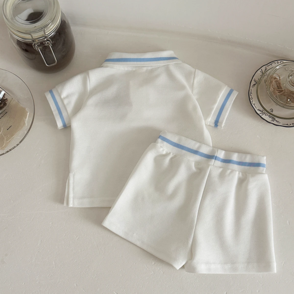 Zweiteiliges Set für Babys: Sommerliches Kurzarm-Oberteil mit Schläger-Stickerei + Shorts. Sportliches Stilset. Geeignet für 0-3 Jahre – Detail 2