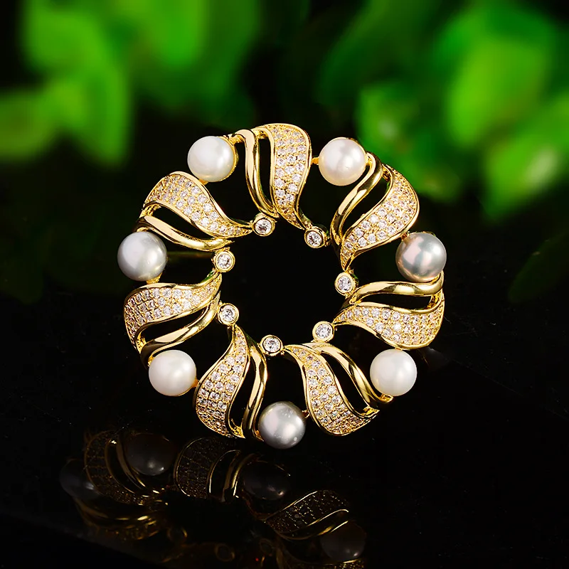 

Elegant Natural Freshwater Pearl Round Brooches Hollowed Out Zirconium Geometric Pin High-grade Fashion Pins Accessories Female