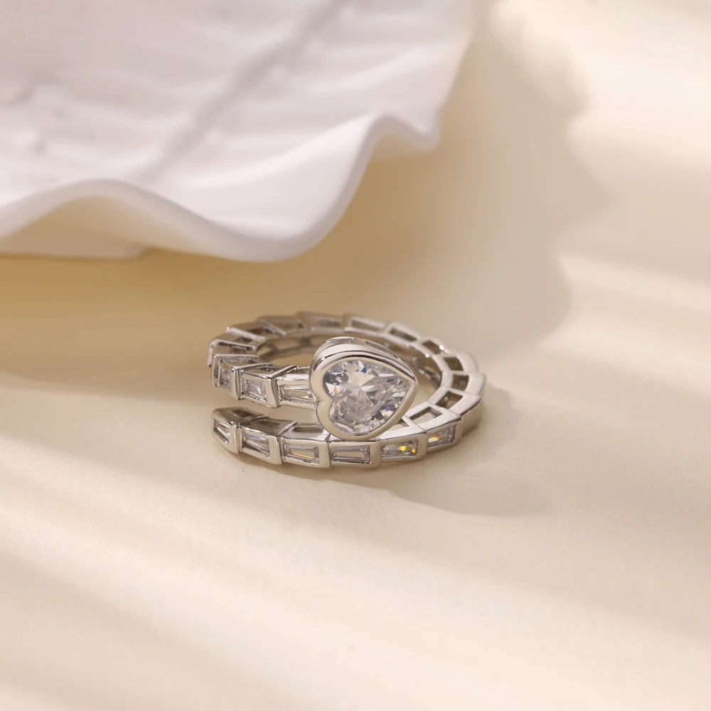 Anello statement elegante con cuore in zircone e serpente_voghion.com