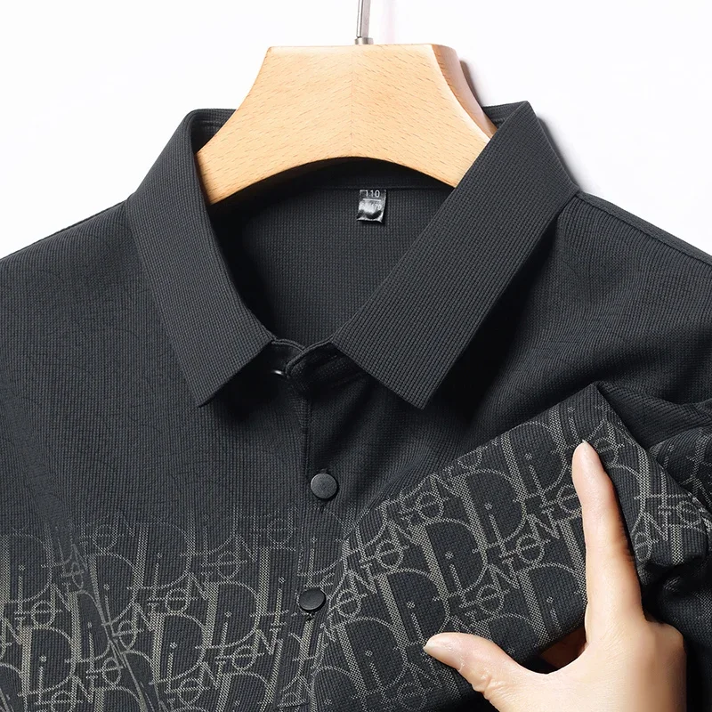 Polo da uomo con risvolto jacquard a lettere, abbottonatura a tinta unita, manica corta in rete traforata, traspirante, per uso quotidiano e lavoro - immagine 5