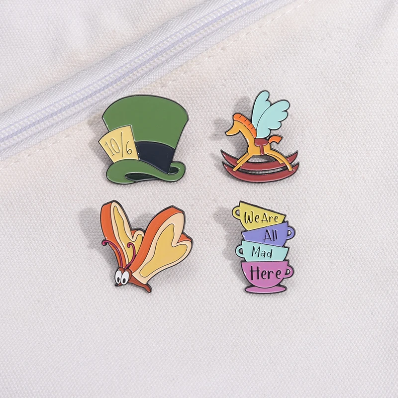 Cartoon Animation Film Emaille Pins Benutzerdefinierte Wir Sind Alle Verrückt Hier Tasse Schmetterling Brosche Kleidung Revers Abzeichen Schmuck Geschenk für Freunde – Detail 7