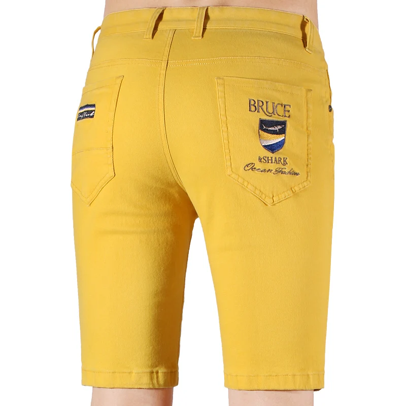 ①New Summer Men&lsquo;s Yellow Jeans Shorts Fashion Embroidery Bruce&Shark Straight Stretch Denim Shorts Men Ripped Knee Length Jeans
