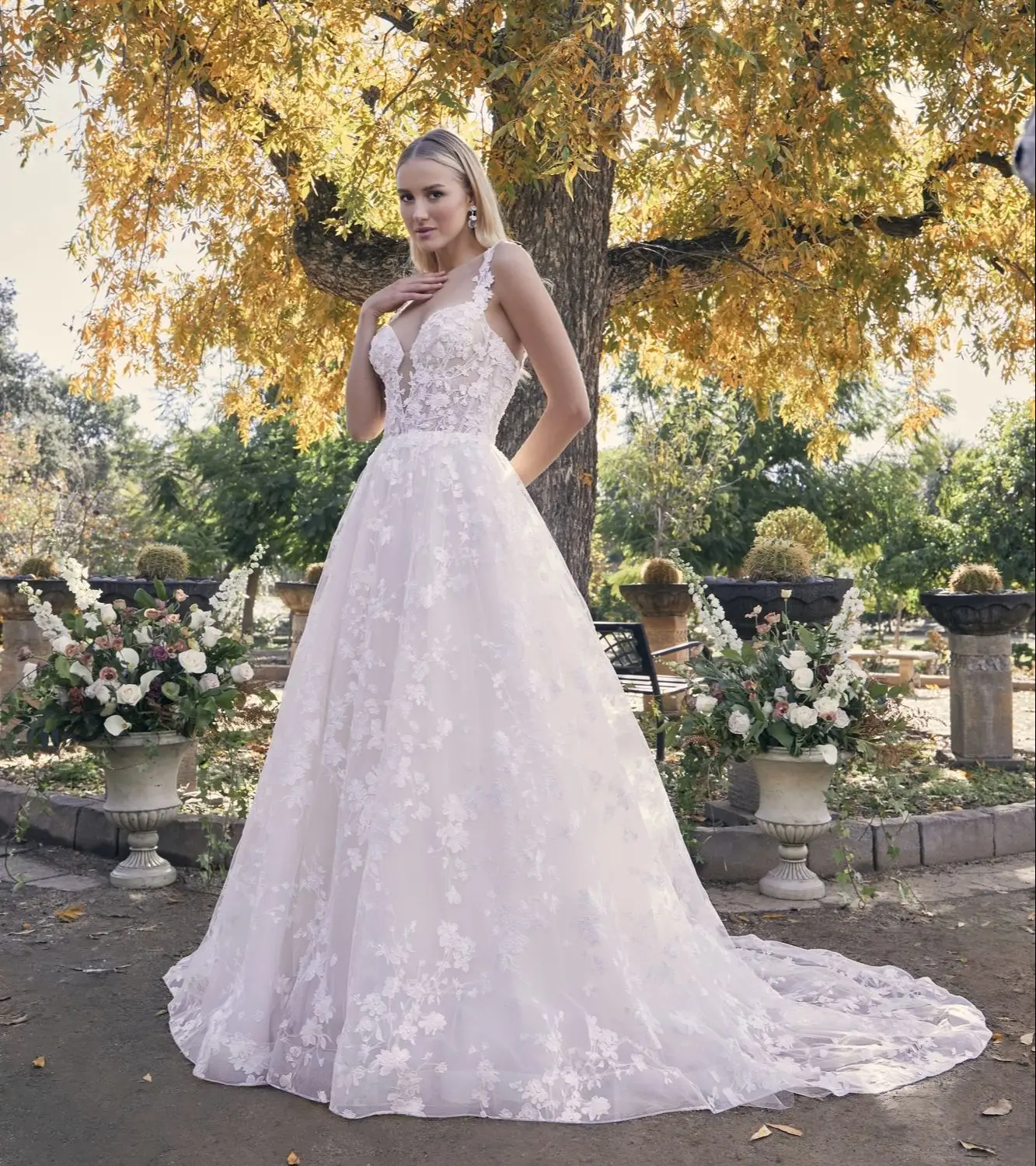 

Exquisite A Line Women Wedding Dresses Lace Sleeveless Bridal Gowns Sexy Sweep Train Appliques Ruched Vestidos De novia