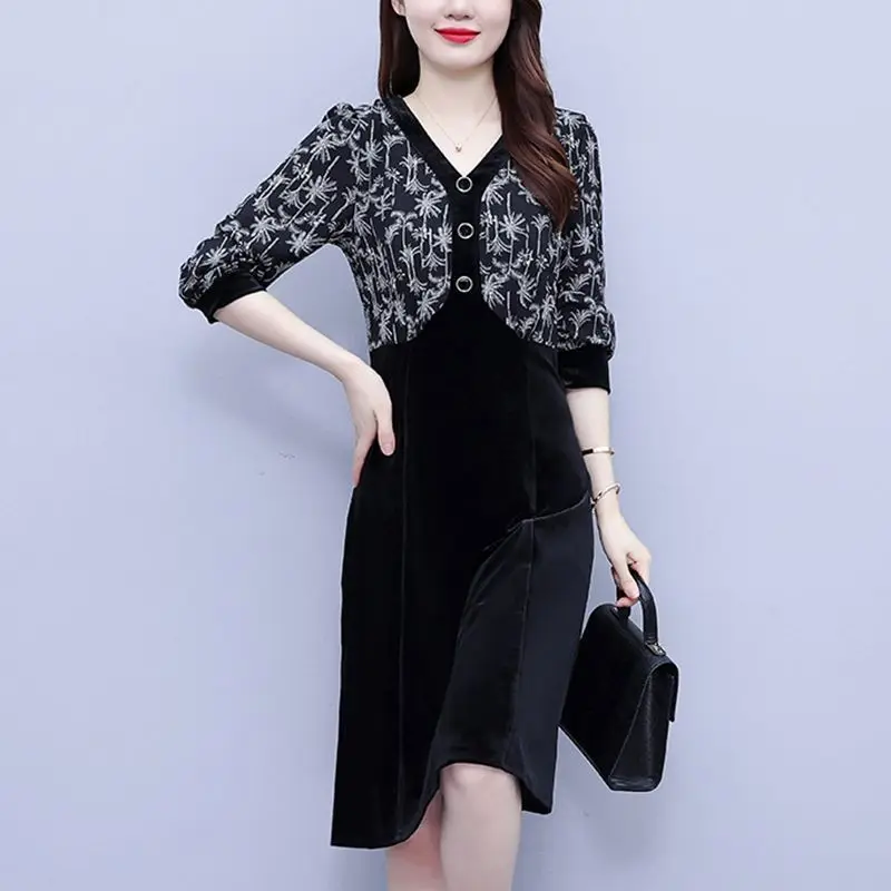 

Women's Autumn and Winter V-neck Pullover with Printed Buttons and Fake Two-piece Long Sleeved Loose Fitting Mid Length Dress