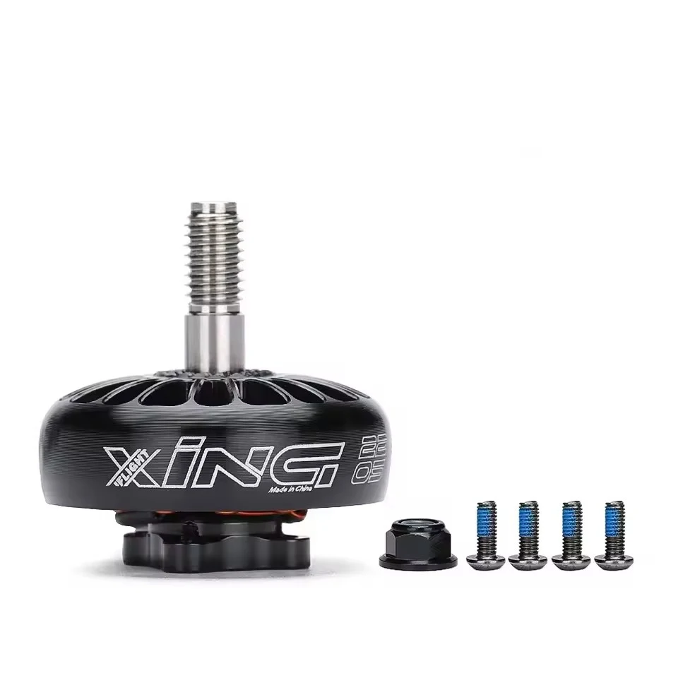 Gros plan sur l'arbre du moteur FPV iFlight XING 2205 et les pales de stator, prêt pour l'assemblage.
