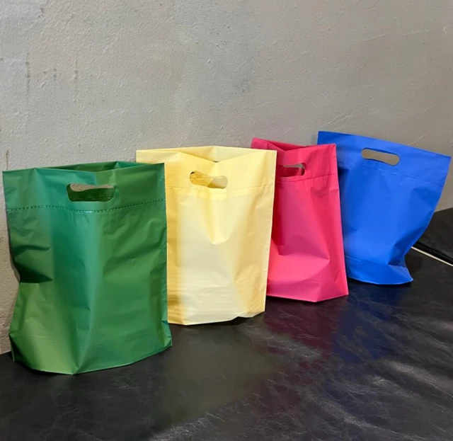 Sacs en plastique avec poignées, grands sacs d'emballage pour vêtements, sac  cadeau blanc noir pour emballage de faveur de fête de mariage 50 pièces -  AliExpress