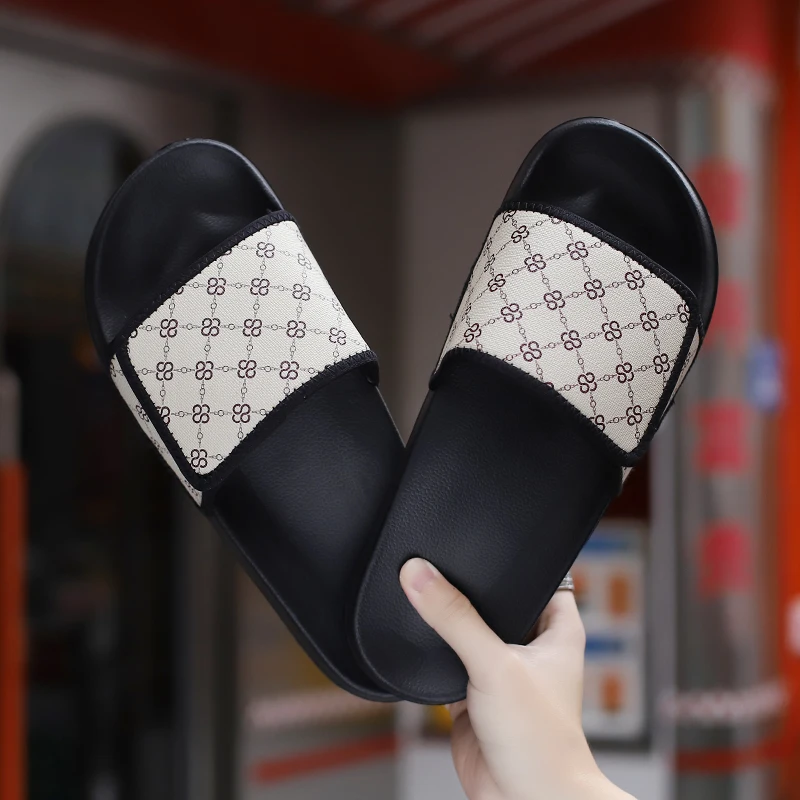 Slippers for men in summer, trendy and personalized for men's beach sandals. Korean version of one word anti slip outdoor sandal