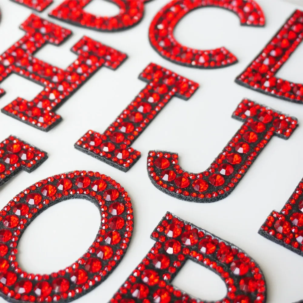 A-Z 레드 라인 석 영어 알파벳 편지 철 패치 배지 3D 패치 가방 모자 청바지 아플리케 옷 DIY 공예