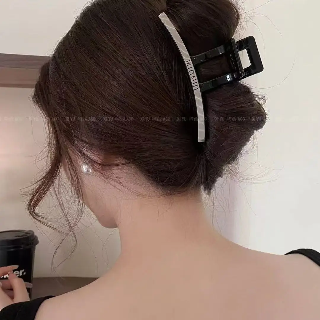 Gentle temperament, high-end feeling, letter clip, autumn and winter new model, shark clip at the back of the head, hair clip