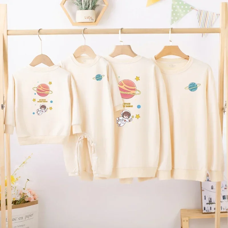 thumbnail image 1 of Conjuntos familiares a juego para Navidad e invierno, suéteres para parejas, camisetas con estampado de astronauta de dibujos animados, camisetas para madre e hija, sudaderas para padre e hijo, 1 of 5