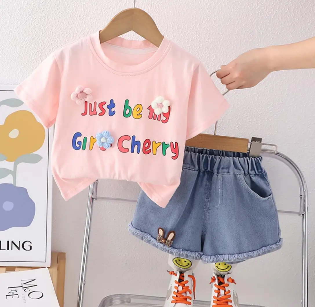 

Летняя одежда для девочек, наряды 2024, модные детские костюмы, футболка с коротким рукавом и джинсовые шорты с объемным цветком, комплект из двух предметов