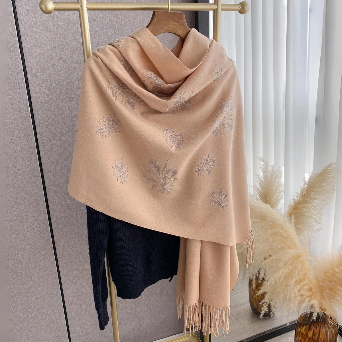 New Pashmina Cashmere Blend Mujer Bufanda Scarf Warm Echarpes Embroider Flower Poncho Cape Thick Warm Poncho Kerchief