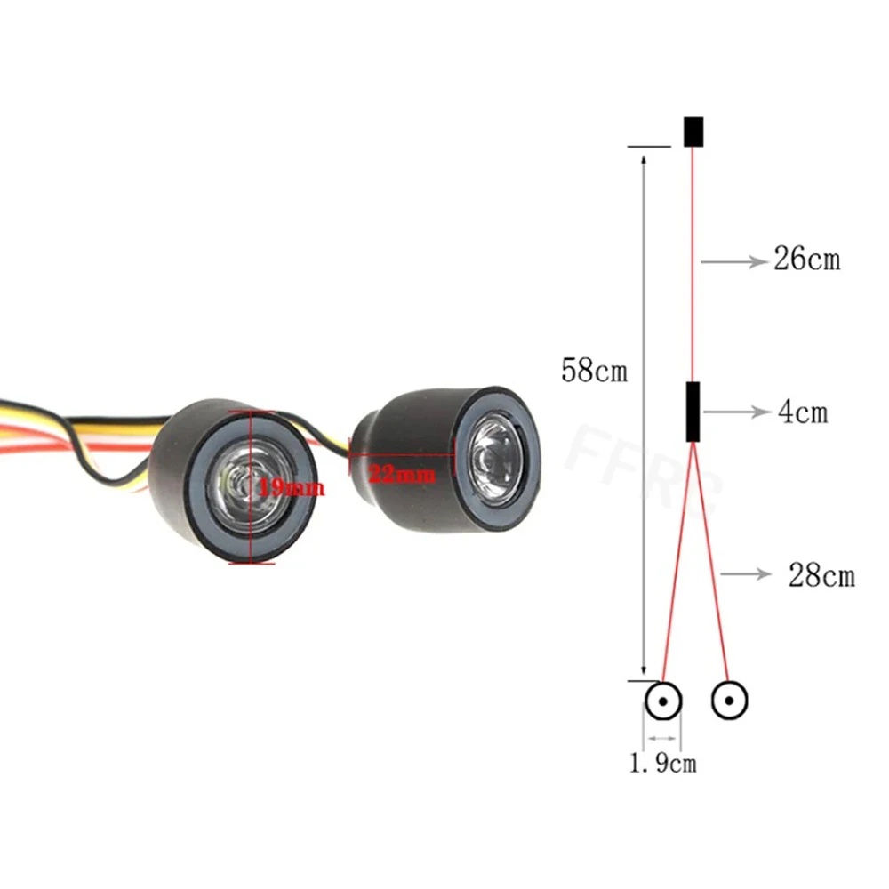 Kit de phares LED fixé à l'avant d'un crawler RC, améliorant la visibilité et le style du véhicule.