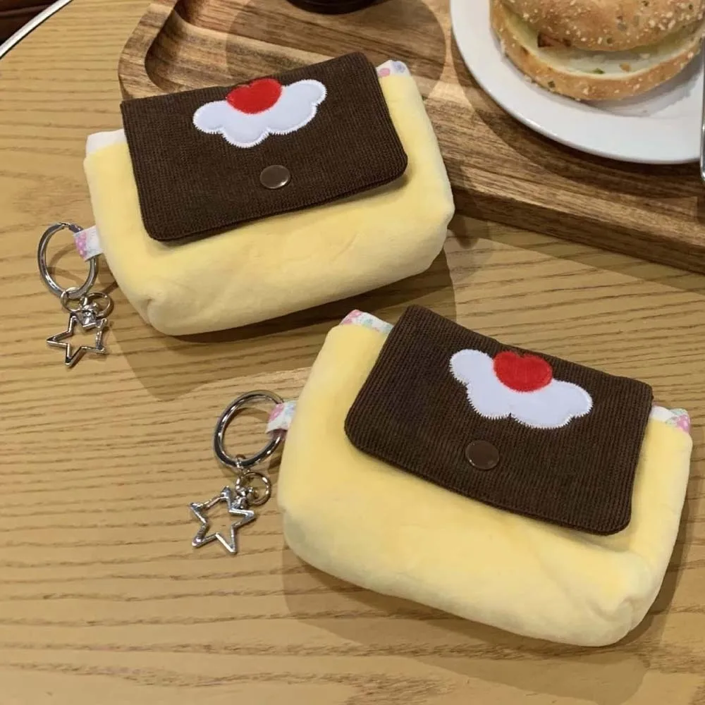 Portamonete Design Pudding di Ciliegie, Mini Pochette in Velluto Morbido con Texture Corduroy, Portafoglio Carino con Ricamo a Torta e Chiusura a Bottone a Pressione - immagine 3