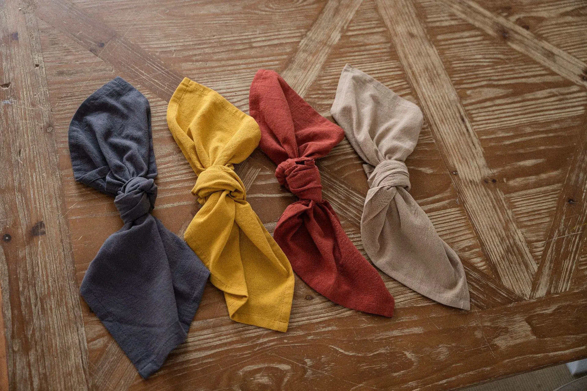 Description Picture 5 of item4PCS 40X40CM Plain Washed Cotton Large Napkin Nordic Table Mat Tabletop Food Coffee Decor Kitchen Cloths House Warming Gift