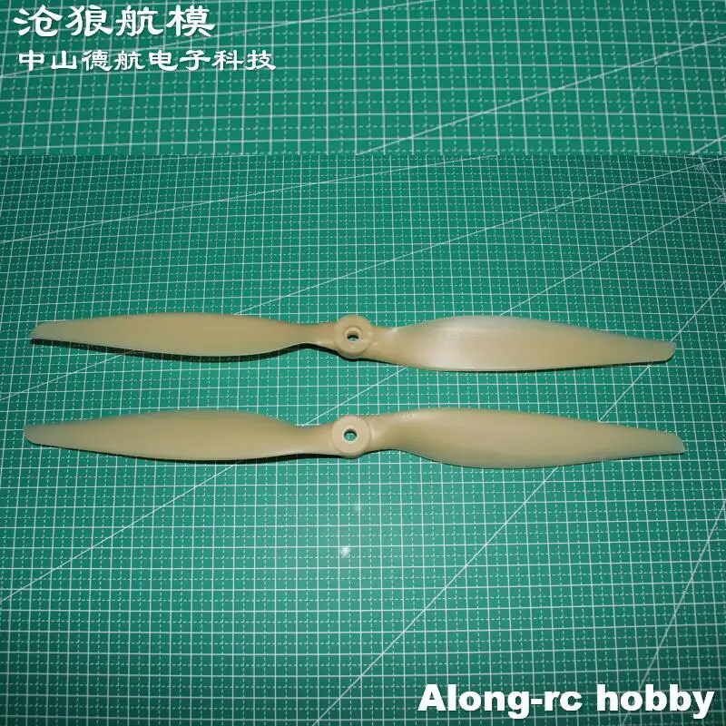 Hélice RC 13x4 13 pouces 33cm montée sur un avion 1200mm 30E EXTRA 300, vue latérale