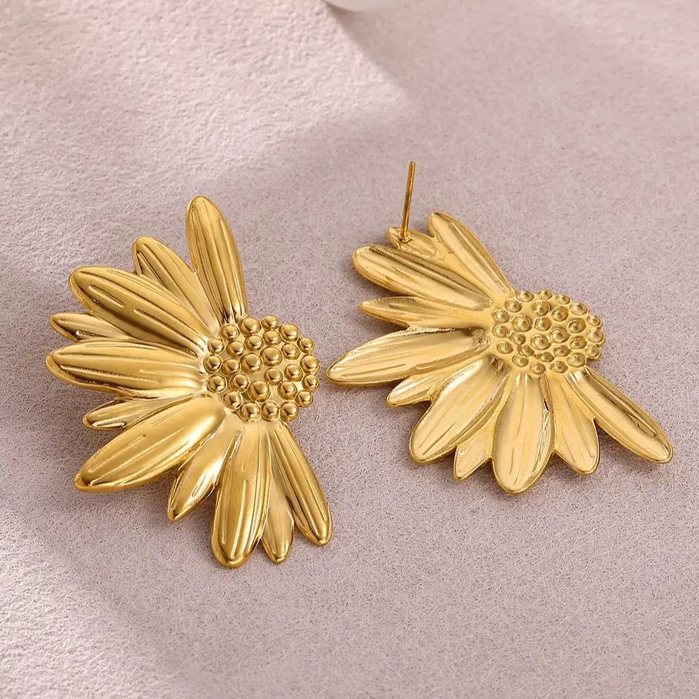 Vintage Daisy Flower Earrings Gold Stud
