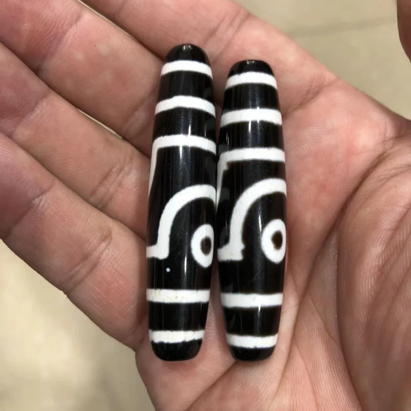 

Черно-белая подвеска с двумя глазами