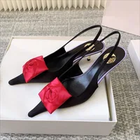 Sandales à bout pointu pour femme, nouvelle collection printemps-été 2026, en satin polyvalent, style Baotou rose, à talon confortable et décolleté. 4