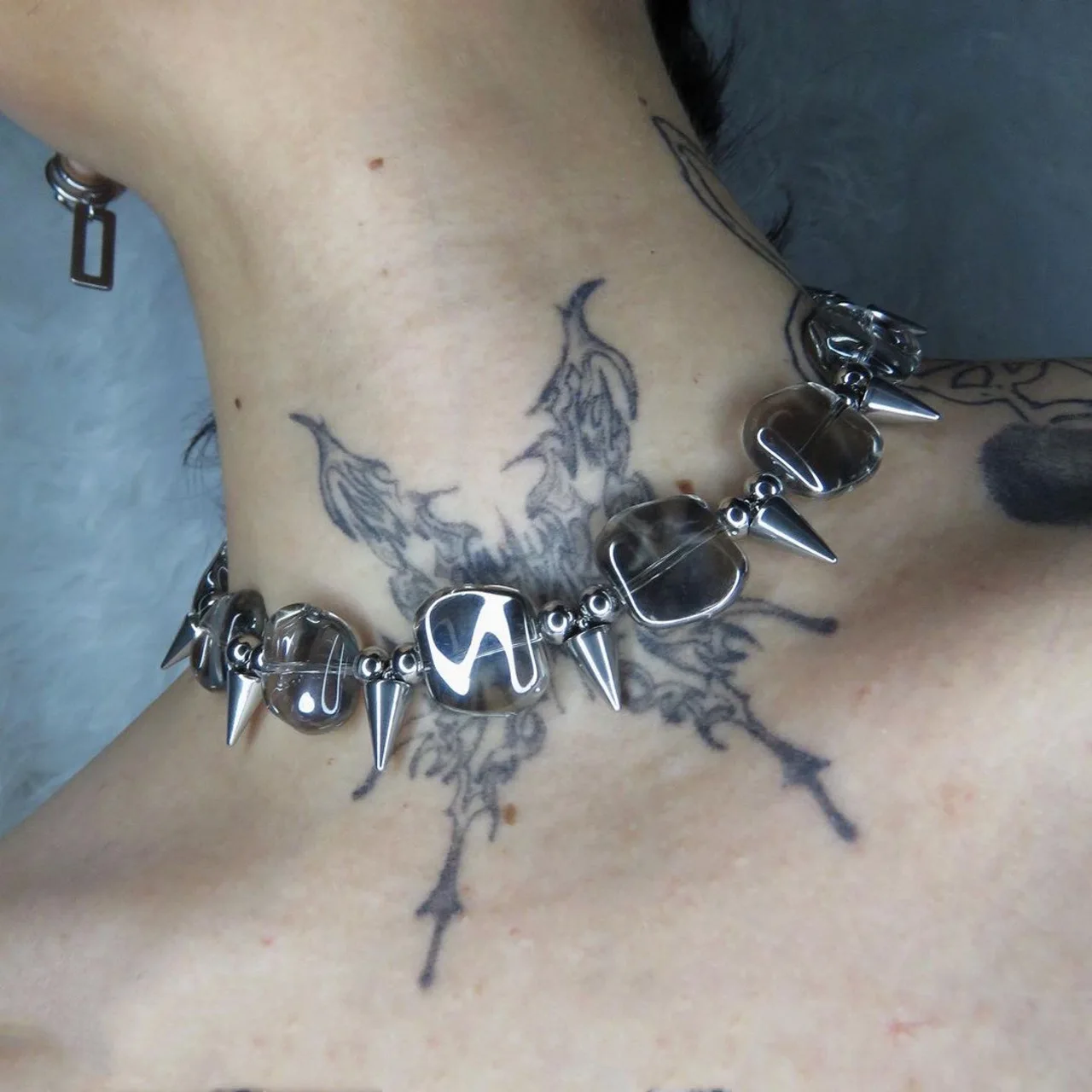 Collana con rivetti in stile punk alla moda femminile 2025 per donna/uomo, gioielli geometrici irregolari con borchie a spina dorsale, cubetti di ghiaccio in metallo trasparente, 2024_voghion.com