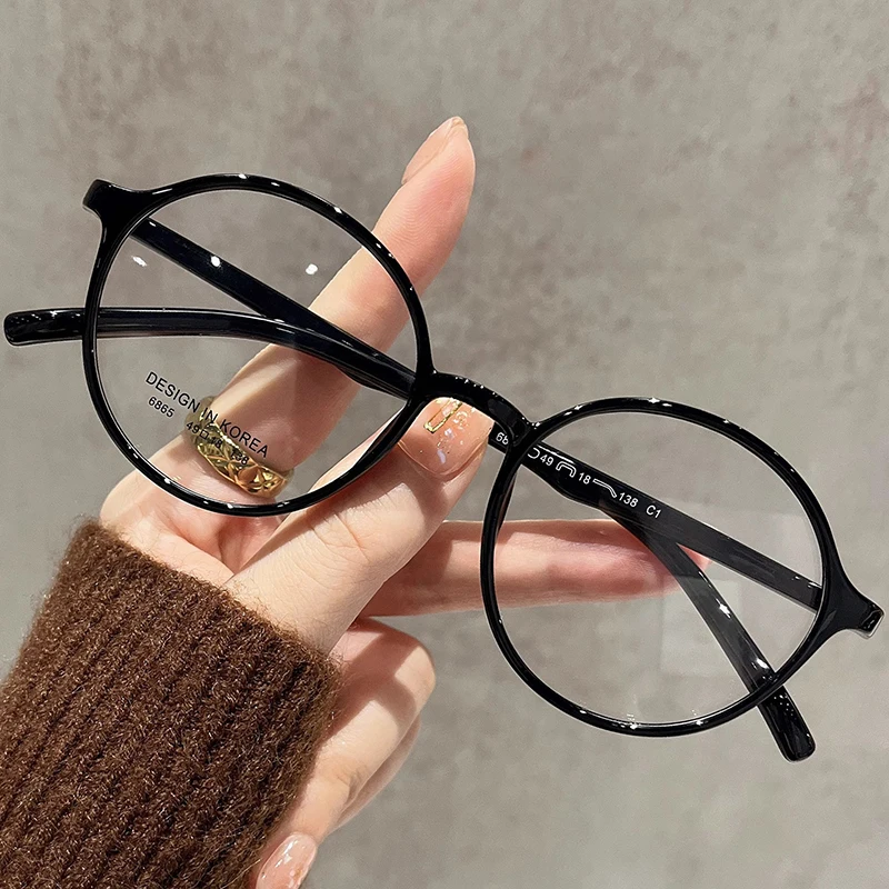 Chic Women's Reading Glasses - Fashionable Eyewear
