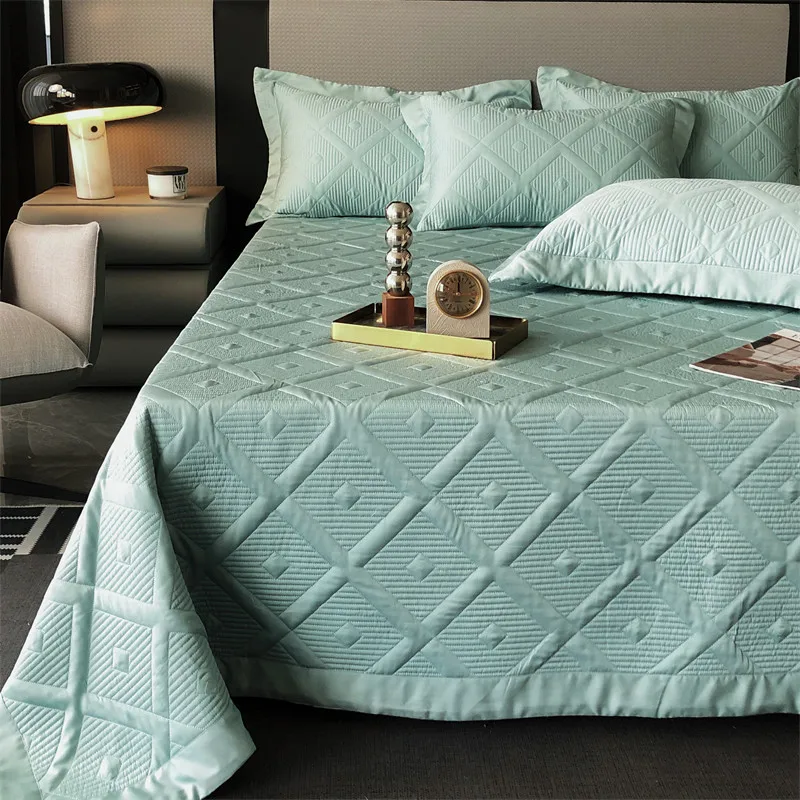 ThreePieceSummerQuiltSetonTheBedwithSheetsThatCanBeCovered