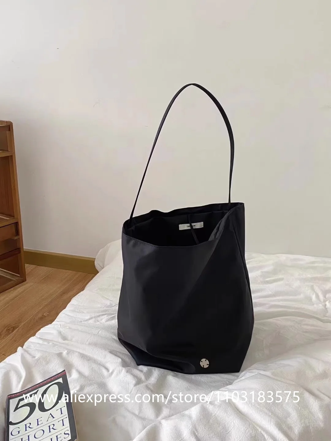 

2023 New The R0W Minimalist Low-Key Waterproof Nylon Large Capacity Bucket Bag Lightweight Sports Fitness Bag Shopping Bag