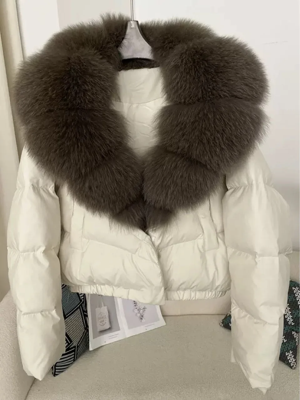 2025 New Women's Short Puffer Jacket Oversized Faux Fox Fur Collar Fashion Warm Stylish Winter Outerwear